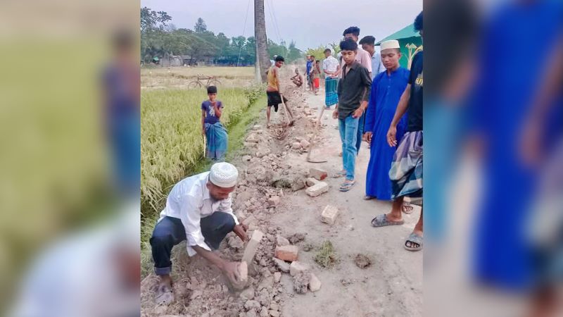 এক কিলোমিটার খোঁড়ার পর ঠিকাদার বুঝলেন, ভুল সড়কে কাজ করছেন